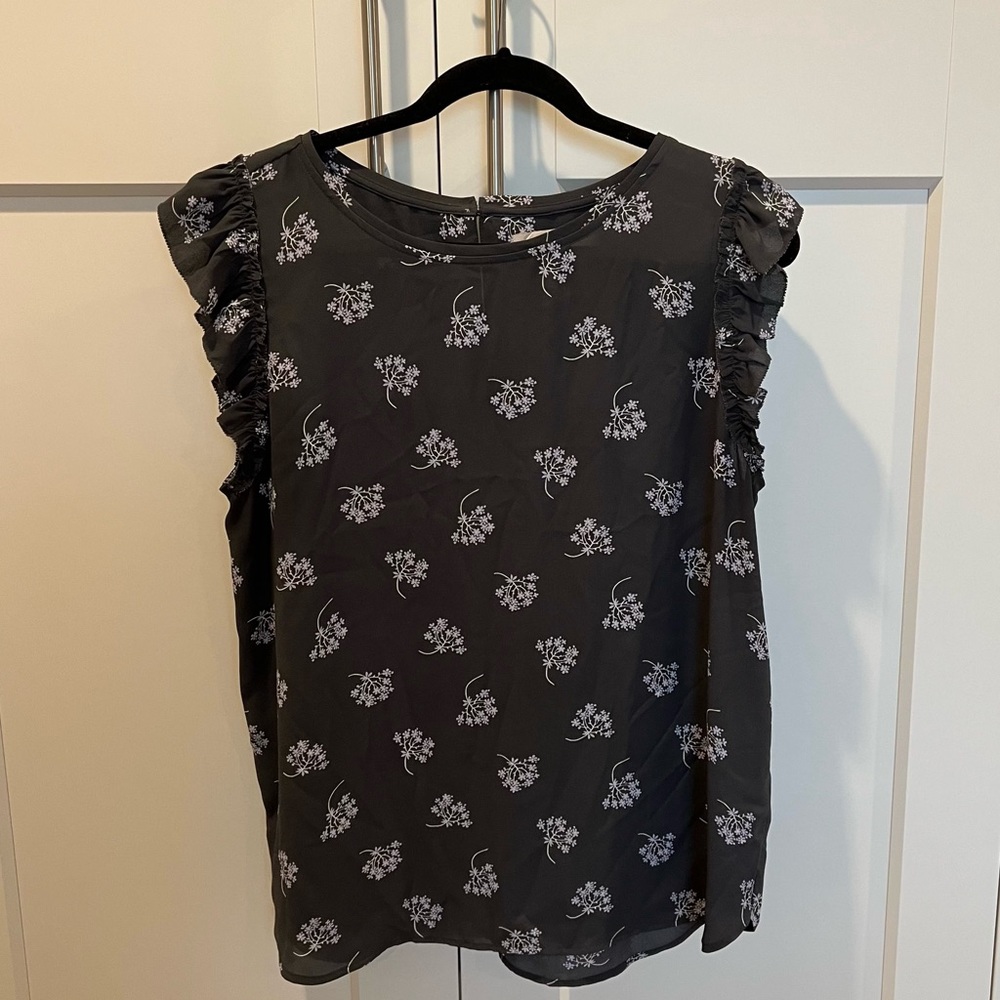 LOFT Dark Gray Top w White Floral Print